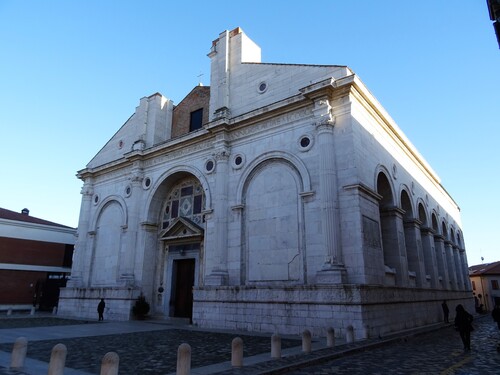 Autour de la Place des Trois Martyrs à Rimini en Italie (photos)