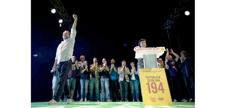 Antonio Banos (g) leader du parti de gauche radicale CUP lors d'un meeting Ã  Badalone en Espagne, le 25 septembre 2015