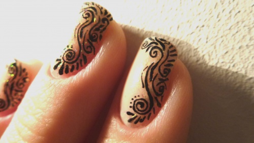 Nail Art arabesques ethniques