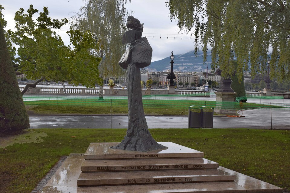  Genève - Statue de l'impératrice Sissi  à l'endroit de son assassinat