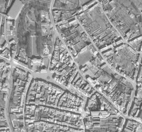 Le Cateau-Cambrésis - Centre-ville en 1957, Grand'Place au centre, Cathédrale Notre-Dame à droite, ancien palais Fénelon à gauche (remonterletemps.ign.fr)