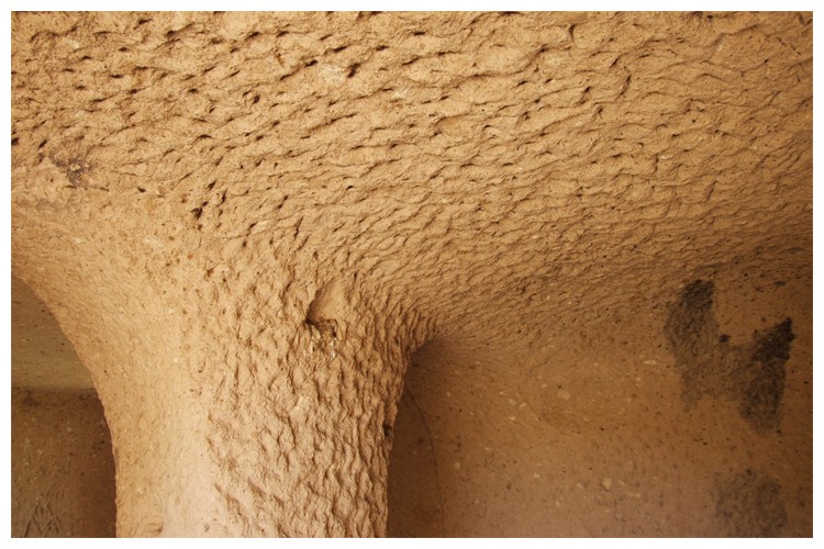 vue de l'intérieur d'une cheminée de fées à Urgup