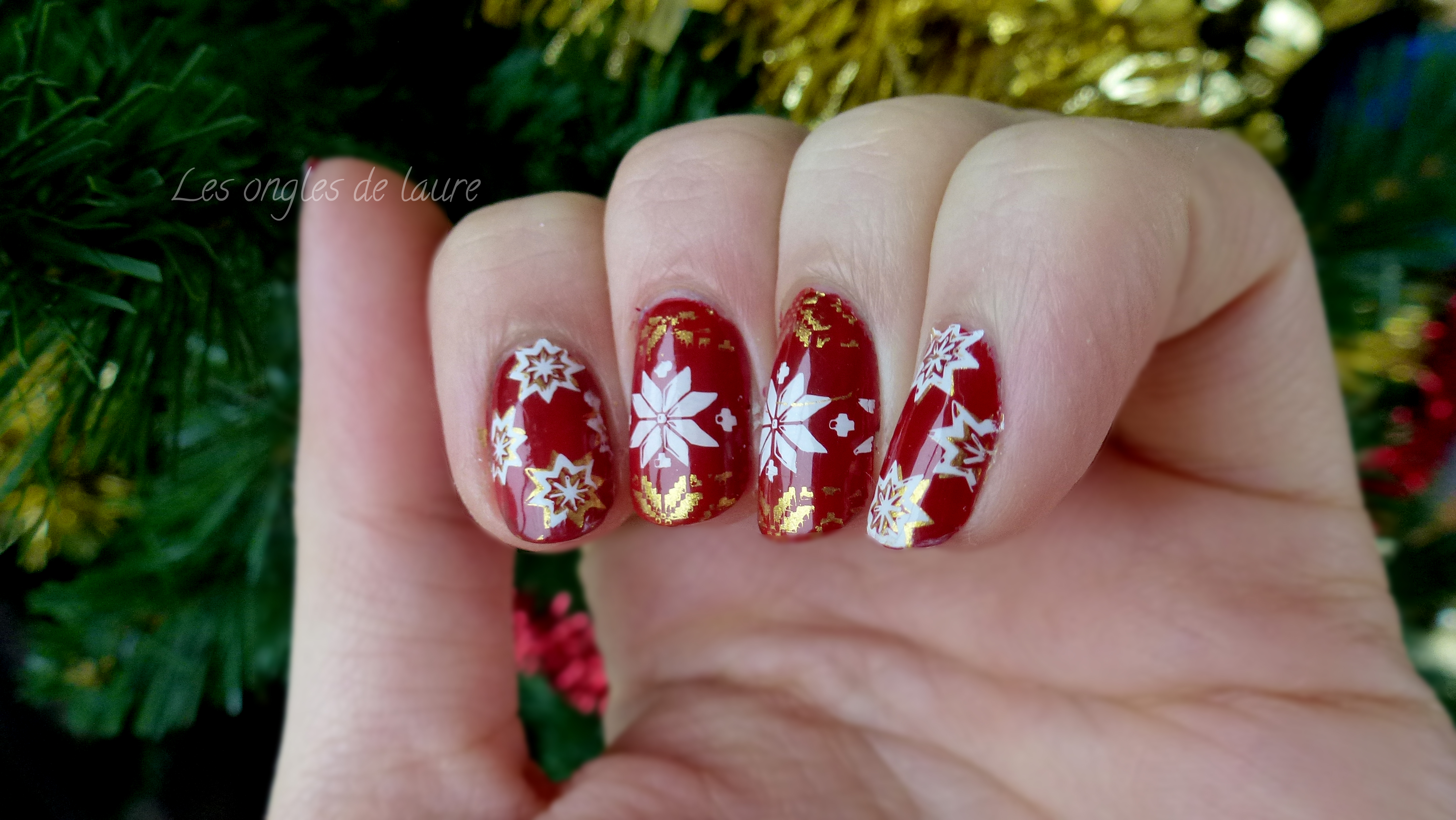 Manucure de Noël rouge, blanche et or + test d'un rouge à lèvres - Les  ongles de Laure - Blog Nail Art