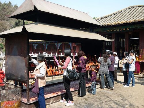 un joli temple bouddhiste chinois;