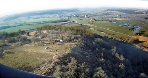 Parapentes au mont Lassois, en mars 2013