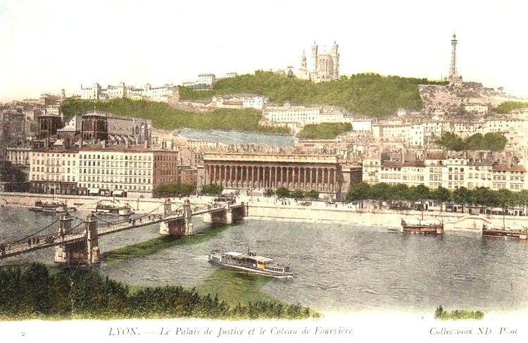 Lyon : le Palais de Justice et le Coteau de Fourvière (carte postale ancienne colorisée à la main, éditée par les frères Neurdein, sous le sigle « ND Photos »).