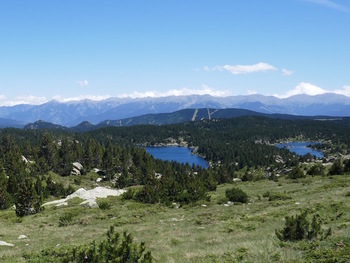 L'étang de la Coumasse (à gauche) et l'étang Sec (à droite). Au fond, la chaîne frontière avec, à droite, le Puigmal (2910m)