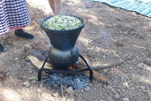 Cuisson du couscous au feu de bois dans la palmeraie