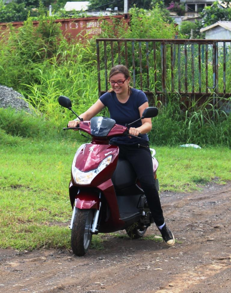 Camille a un scooter ! - Les Cabanons à Mayotte