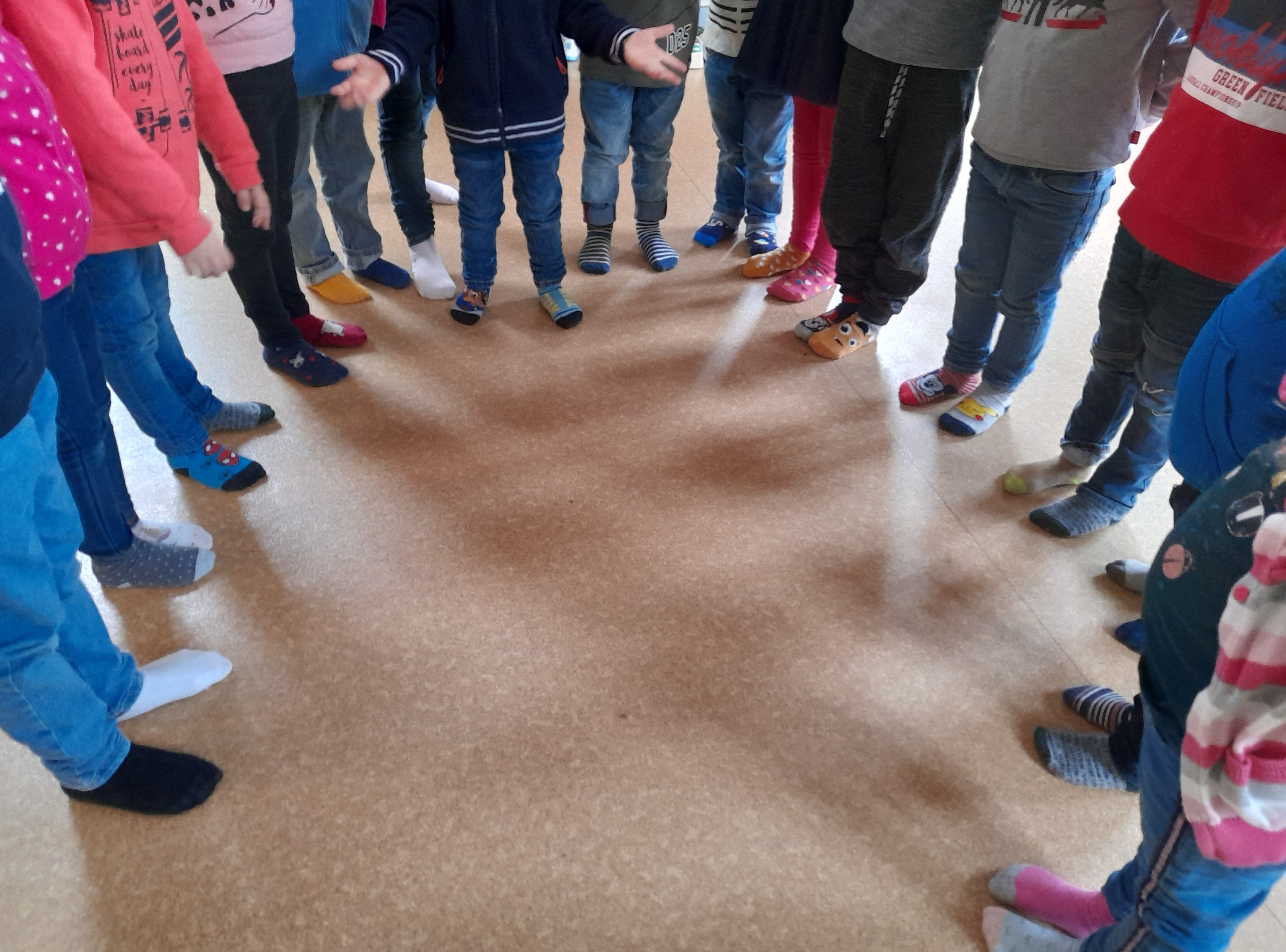 action solidarité : tous en chaussettes dépareillées! - Ecole St  Jean-Baptiste Collège Sainte Anne