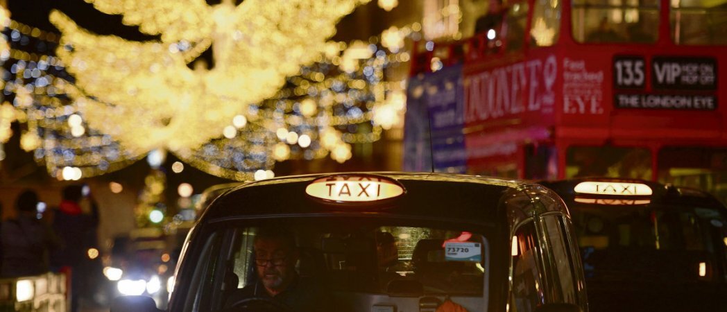 Les chauffeurs de taxi doivent, depuis 1865, réussir un cycle d’examens baptisé «	la Connaissance	». Justin Tallis/AFP
