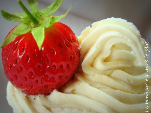 Cupcake vanille, fraises et chocolat blanc.