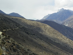 Un sentier à flanc de montagne