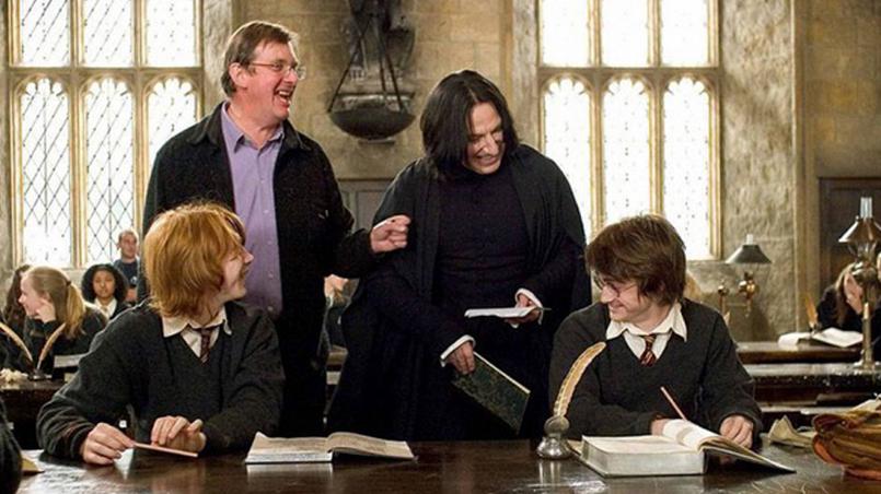 Sur le tournage de Harry Potter et la Coupe de feu, Alan Rickman et Daniel Radcliffe partagent un grand moment de complicité.