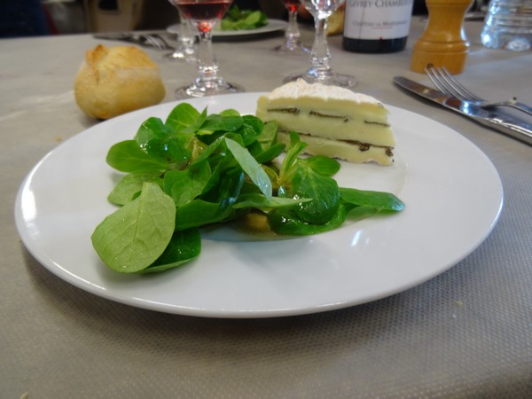 Un marché gourmand et un repas truffé ont régalé les visiteurs du marché de la truffe 2016 à Leuglay...