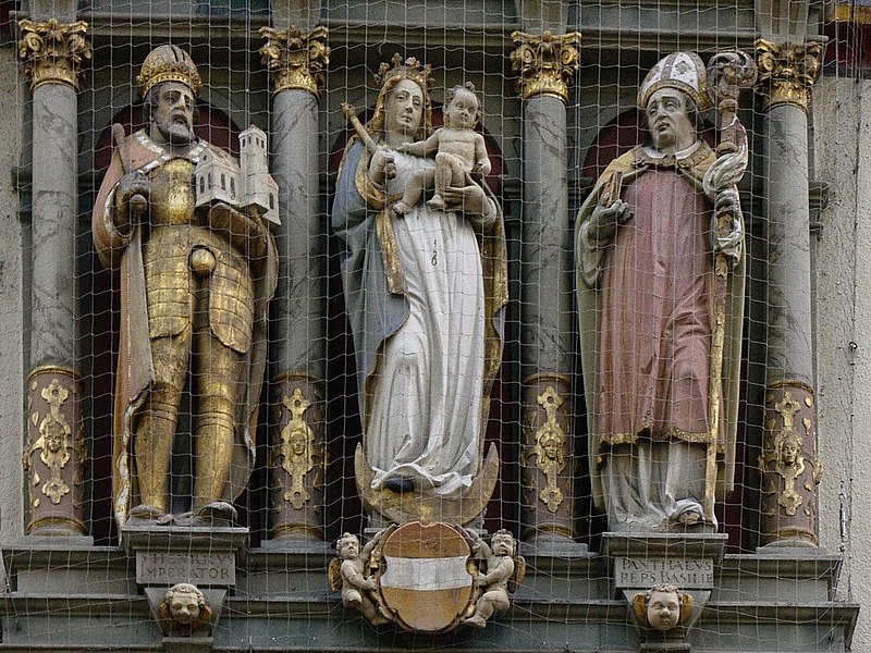 Statues des trois saints patrons de Bâle : Henri II, la Vierge Marie portant l'enfant Jésus, et Saint Pantale ; sur le "Basler Hof" (présidence du gouvernement) de Fribourg-en-Brisgau