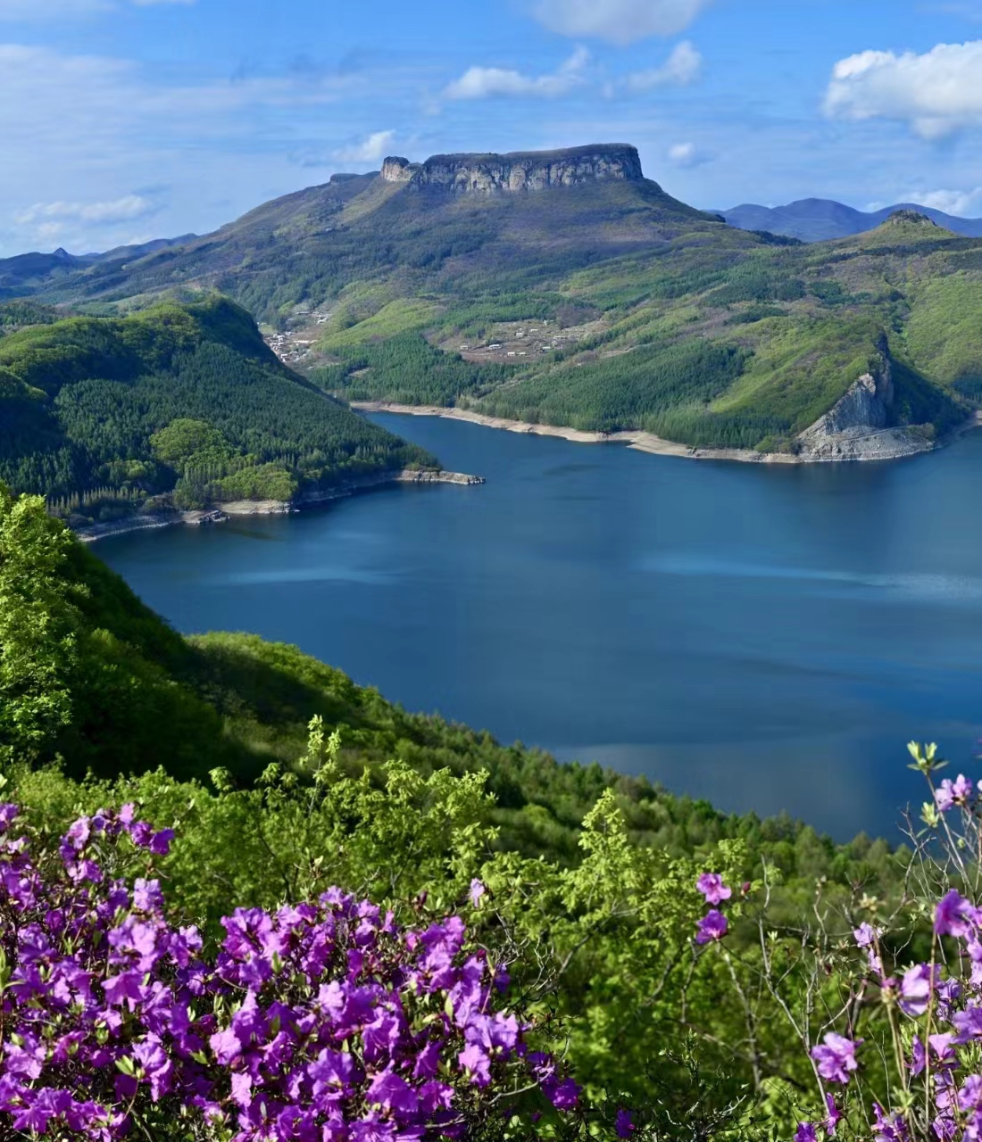 Peut être une image de nature, lac et montagne