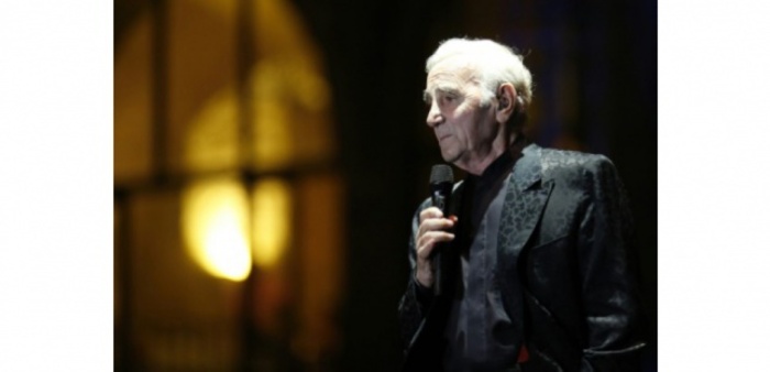Charles Aznavour appelle à offrir une "existence" aux migrants