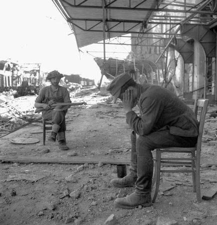 578px-Caen_gare_1944_prisonnier