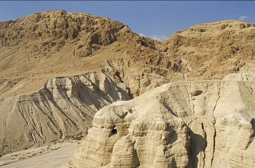 Une des grottes où ont été retrouvés les manuscrits de la Mer Morte