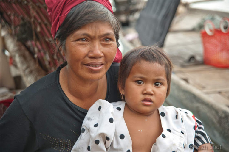 Portraits cambodgiens : Les pêcheurs du Mékong, mère et fille