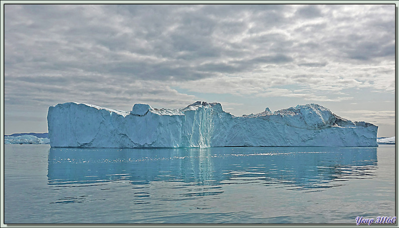 Encore l'iceberg "aux néons" vu d'une autre place, ce qui change les couleurs perçues - Baie de Disko - Groenland