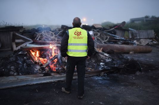JEAN-SÉBASTIEN ÉVRARD / AFP Un militant de la CGT lors du blocage de la raffinerie de Donges, le 27 mai.