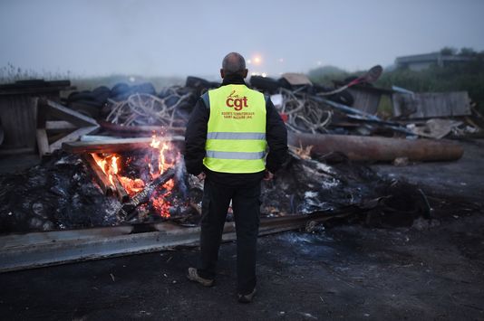 Un militant de la CGT lors du blocage de la raffinerie de Donges, le 27 mai.