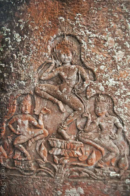 Angkor Thom, le Bayon - apsaras Angkor Thom, le Bayon - apsaras bas-relief