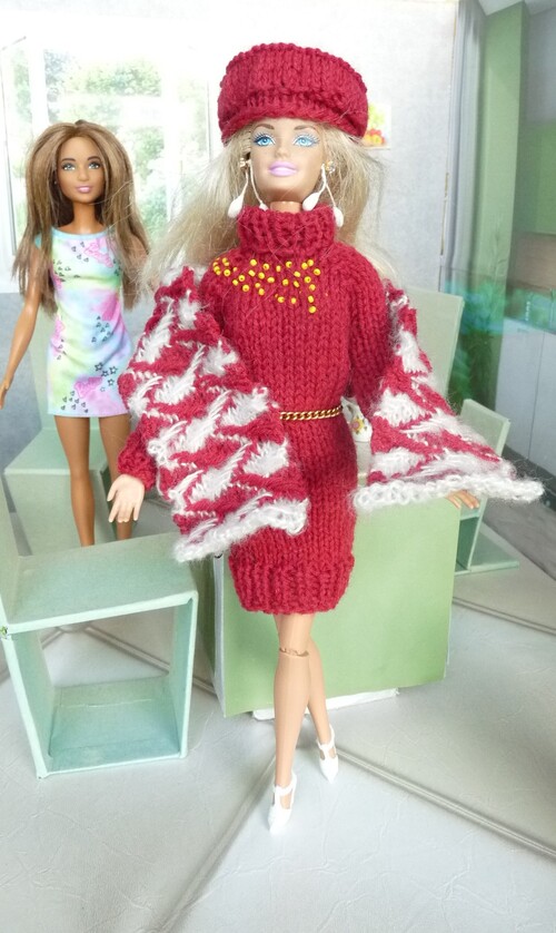Barbie : Echarpe assortie à sa robe bordeaux