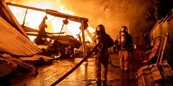 Un gigantesque incendie détruit un dépôt de meubles à Marseille