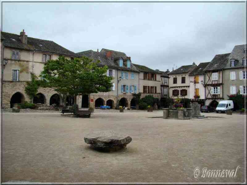 Sauveterre-de-Rouergue Aveyron la Place des Arcades