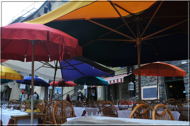 Italie, les 5 Terres : Vernazza, terrasse sur le port