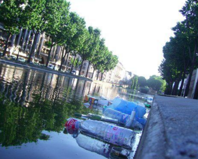 #Paris A l'heure de l'apéro, "Boboland" se transforme en royaume des déchets et des flaques d'urine... Le Tumblr "Welcome to Canal Saint-Martin" montre la face cachée de ce quar