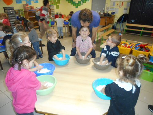 Les élèves des 4 classes de maternelles-CP de l'école, sont de petits apprentis boulangers en herbe.