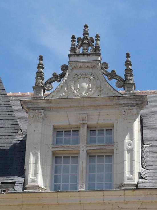 Lucarnes et chiens assis