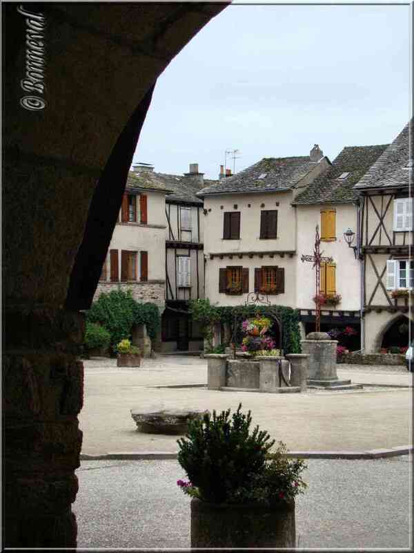 Sauveterre-de-Rouergue Aveyron la Place des Arcades depuis les couverts
