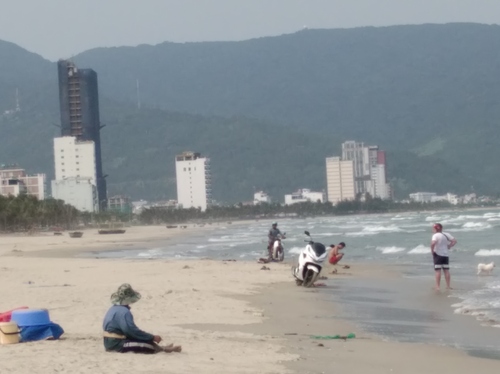 12. 19 mars 2020 - Da Nang: belle plage sans fin, buildings tristes
