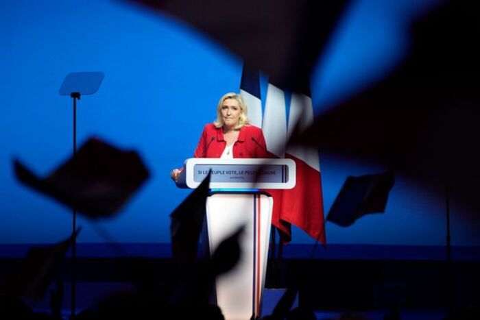 Hier à Avignon la dangereuse comédienne  raciste  Le Pen  a tenu un discours de gauche ?  (ATTENTION DANGER)