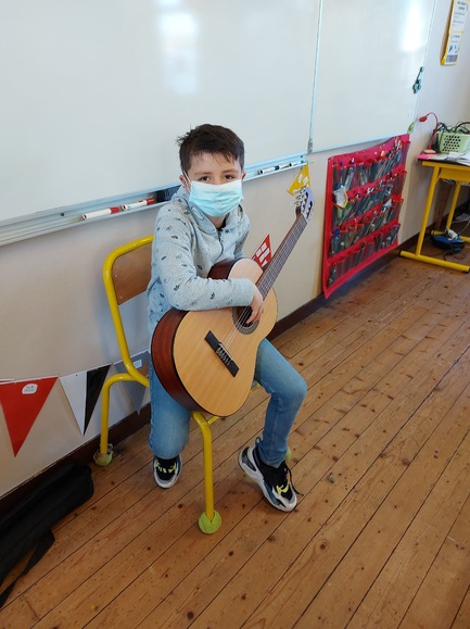 Des musiciens dans la classe