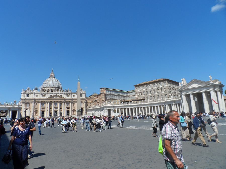 LA  PLACE  SAINT  PIERRE  A ROME  EN  ITALIE