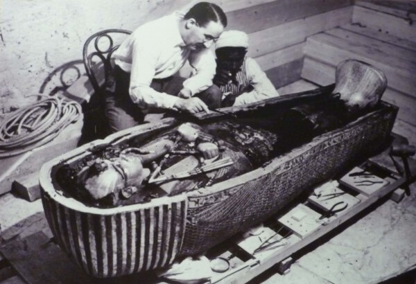 Howard Carter ouvrant le sarcophage