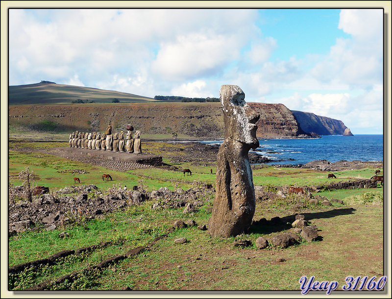Ahu Tongariki et le Moai solitaire surnommé "Le Voyageur" - Rapa Nui (île de Pâques) - Chili