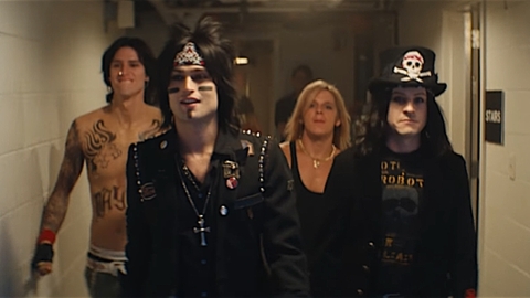 MÖTLEY CRÜE dévoile un premier trailer pour l’adaptation cinématographique de The Dirt