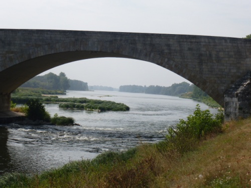 LES BORDS DE LOIRE A BEAUGENCY ET LE PONT .