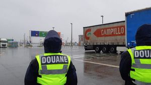 Mathilde Dehimi: Des panneaux oranges et verts ont été installés à la sortie des ferries. Les camions qui doivent subir des contrôles douaniers sont prévenus pendant la traversée. 