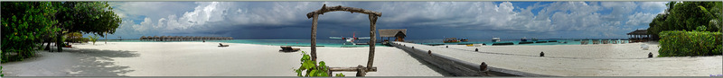 Du restaurant sur la plage pour les très courageux, à sa partie à l'ombre pour les moins courageux, jusqu'au moment où : "Vite aux abris, ça va tomber dru !"- Moofushi - Atoll d'Ari - Maldives