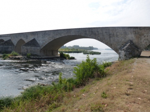 LES BORDS DE LOIRE A BEAUGENCY ET LE PONT .