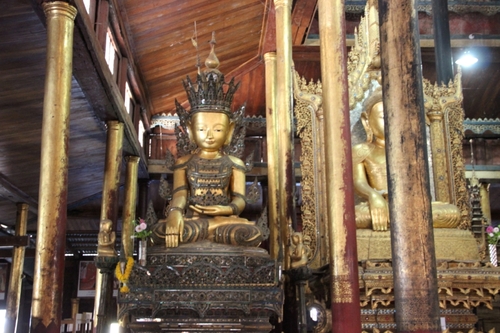 Le monastère Nga Hpe Kyaung sur les bords du lac Inle