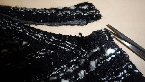 Travaux de couture à la main pour customiser une veste façon chanel    